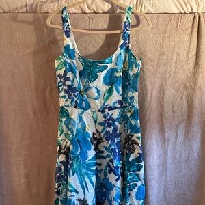 This is a Ralph Lauren flowy and floral dress - size 6 ❤️